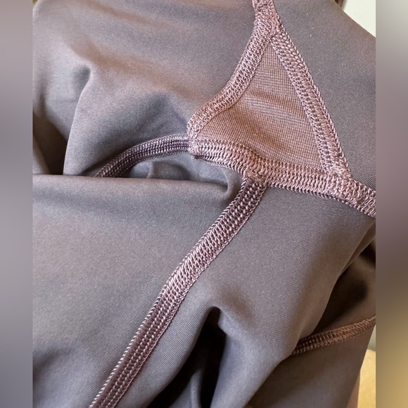 Lululemon In Movement 7/8 Tight *Everlux 25" | Vintage Grape | Size 6 | EUC!🌸💕 - Picture 8 of 10